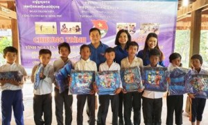 Đoàn tình nguyện tặng quà các em học sinh con công nhân cao su