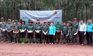 Tổng Công ty trao thưởng trực tiếp ngoài vườn cây cho CNLĐ tại Nông trường Túc Trưng (tháng 8/2019)