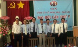 Lãnh đạo VRG tachuo5 hình lưu niệm BCH Chi bộ VRG Bảo Lộc khóa mới