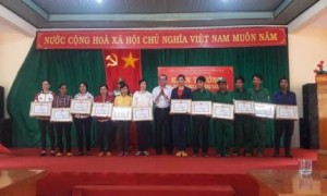 Lãnh đạo công ty trao thưởng cho các cá nhân