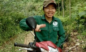 Trên đường lên lô dù đường sá khó khăn nơi vùng núi cao su Nghệ An, nhưng nụ cười lạc quan của cô công nhân vẫn thường trực trên môi. Ảnh: Trần Hoài.