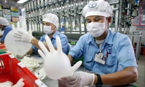 Sản xuất găng tay tại Malaysia.