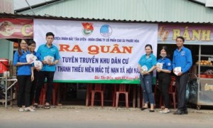 Minh Ngọc (đứng) trao đổi với đồng nghiệp tại Phòng nghiên cứu sinh lý khai thác, Viện Nghiên cứu CSVN.