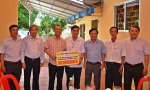 Đại diện lãnh đạo công ty và công đoàn trao tặng tiền hỗ trợ CN khó khăn.
