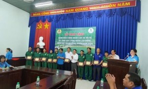 Chủ tịch Công đoàn Cao su VN Phan Mạnh Hùng và Bí thư Đảng ủy, Tổng giám đốc Công ty Nguyễn Văn Tược trao tặng Danh hiệu “ Công nhân Ngành Cao su Việt Nam ưu tú”