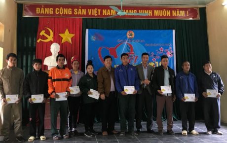 Đ/c Võ Việt Tài - Phó Chủ tịch Công đoàn CSVN (thứ 6 từ trái qua) tặng quà cho công nhân có hoàn cảnh khó khăn.