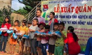 Ông Điểu Khim – Phó chủ tịch UBND xã Lộc An lên tặng sách giáo khoa cho các em học sinh có hoàn cảnh khó khăn