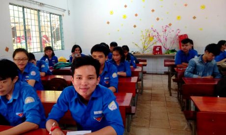 Em Nguyễn Tấn Tú (bàn đầu, bên phải) có 12 năm liền là học sinh giỏi. 
