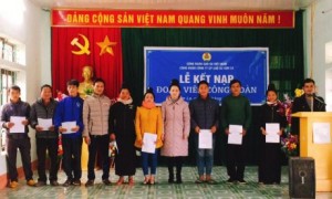 Đại diện lãnh đạo Công đoàn công ty trao quyết định kết nạp cho các đoàn viên