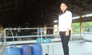 Thái Thị Kim Vi tại khu đánh đông Nhà máy chế biến mủ cao su Hòa Bình.