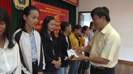 Ông Nguyễn Thanh Hải, Phó CT Công đoàn Công ty trao thưởng cho các em
