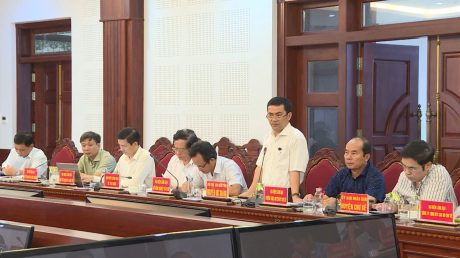 Ông Nguyễn Đức Hoàng Phó CT UBND tỉnh Gia Lai báo cáo với đoàn công tác về tình hình phát triển cây cao su hiện nay trên địa bàn Gia Lai
