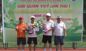 Ông Nguyễn Đức Hoàng - Phó Chủ tịch Ủy ban nhân dân tỉnh Gia Lai và ông Rơ Lan Chung - Trưởng ban nội chính tỉnh ủy trao giải nhất cho cặp VĐV Lê Thành Hoàng và Võ Đức Toàn.