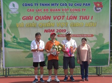 Ông Phạm Đình Luyến - TGĐ công ty trao giải nhất giao hữu cho cặp VĐV Nguyễn Đức Hoàng và Rơ Lan Chung
