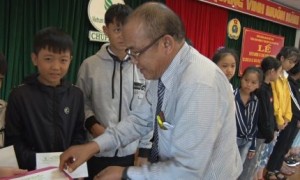 Ông Sia Hoal - Phó TGĐ, Chủ tịch Công đoàn công ty trao thưởng cho các em học sinh
