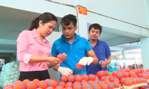 Bà Nguyễn Thị Thanh – Giám đốc Xí nghiệp Cao su kỹ thuật Tam Hiệp kiểm tra sản phẩm đồ chơi cho thú cưng.