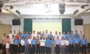 Đoàn công tác 2 ngành than và cao su chụp ảnh lưu niệm.