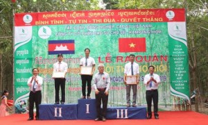Lãnh đạo công ty trao thưởng cho các nông trường đạt thành tích cao hội thi