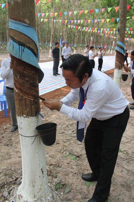 Ông Nguyễn Duy Linh - TGĐ công ty mở miệng cạo tại lễ ra quân