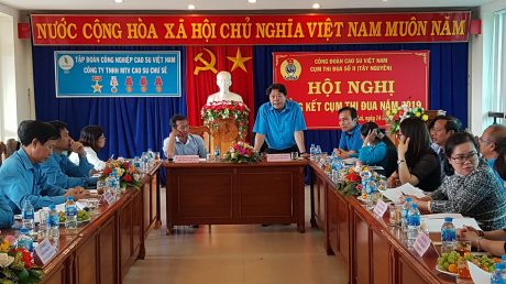 Ông Phan Mạnh Hùng, Chủ tịch Công đoàn VRG phát biểu tại hội nghị
