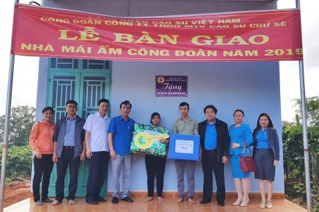 Ông Phan Mạnh Hùng, Chủ tịch Công đoàn VRG trao chìa khóa ngôi nhà và tặng quà cho CN Nguyễn Hồng Sơn