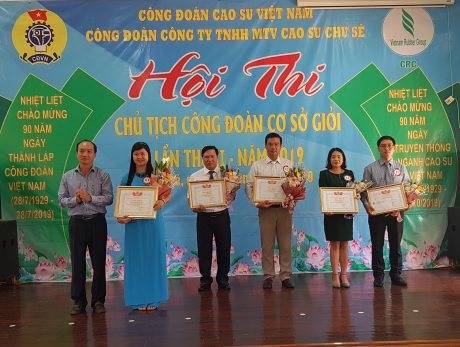 Ông Phan Tấn Hải, phó CT Thường trực CĐ cao su trao giải nhất cho thí sinh Nguyễn Thị Thu Hoài