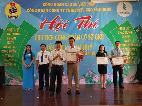 Ông Phan Văn Minh, thường trực HĐTV Công ty trao giải 3 cho thí sinh