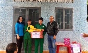 Ông Siu Hoal Chủ tịch Công đoàn công ty trao chìa khóa nhà mái ấm công đoàn cho gia đình