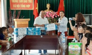 Ông Siu Hoal Phó TGĐ Công ty trao quà cho các em ở Trung tâm BTXHTH tỉnh