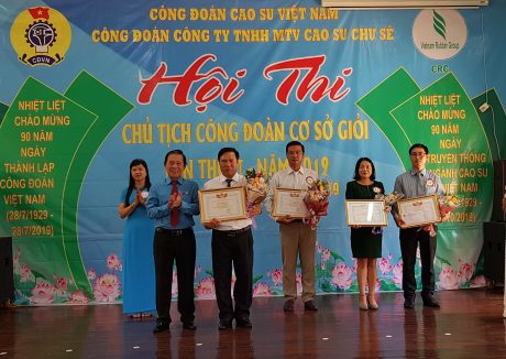 Ông Võ Việt Ngân, phó CT công đoàn Cao su trao giải nhì cho thí sinh Lê Thanh Bình