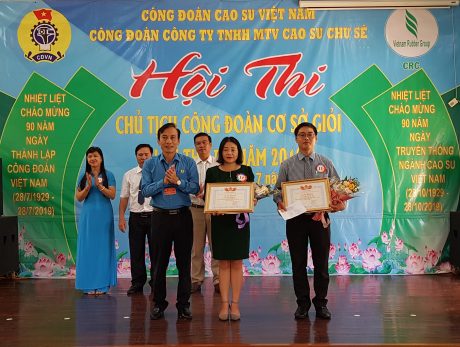 Ông Vương Đức Thông - Chủ tịch CĐ Công ty trao 2 giải khuyến khích cho thí sinh