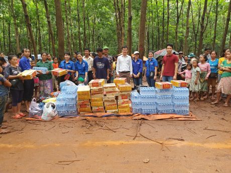 ĐNT Việt Lào đi hỗ trợ đồng bào bị lũ lụt
