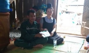 Đ/c Lò Thị Lả - Phó Chủ tịch CĐ Cao su Sơn La trao hỗ trợ xây dựng nhà mái ấm CĐ cho ĐV