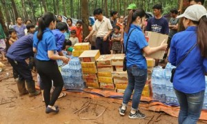 Đoàn thanh niên VL đang chia đồ cho dân bản