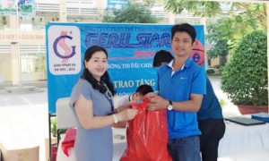 ại diện Công ty Cp Thể thao Ngôi sao Geru trao bóng tài trợ cho một điểm Trường