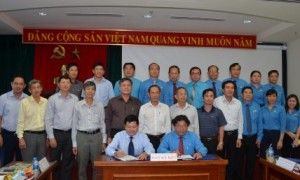 TGĐ VRG Huỳnh Văn Bảo và Chủ tịch CĐ CSVN Phan Mạnh Hùng ký Quy chế phối hợp công tác giai đoạn 2018 – 2023, tại Hội nghị tổng kết 5 năm thực hiện Quy chế phối hợp giữa BTV CĐ CSVN với TGĐ VRG, tổ chức ngày 26/7. Ảnh: Đào Phong