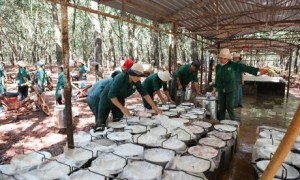 Công nhân đang trải nhựa mặt bằng khuôn viên khu di tích.