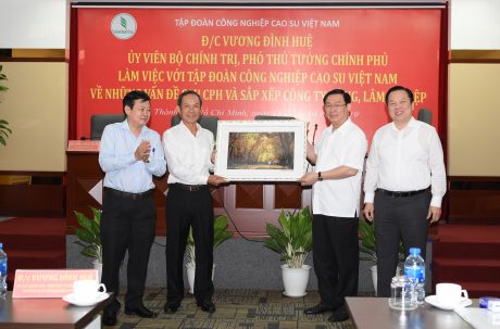 Anh Dương Văn Dàng – nhân viên Phòng Kỹ thuật NT Ông Quế, TCT Cao su Đồng Nai nhận giải thưởng “Thanh niên tiểu biểu ngành cao su” năm 2018. 