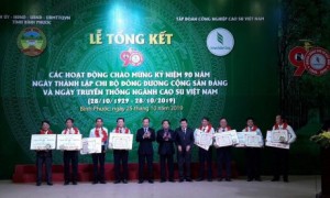 Anh Nguyễn Tri Ân (thứ 3 bên trái qua) vinh dự nhận giải thưởng Cao su Việt Nam