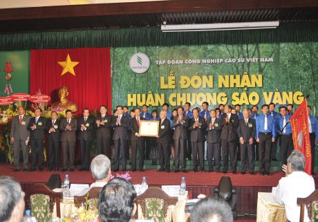 Các thế hệ lãnh đạo Tập đoàn CN CSVN đón nhận Huân chương Sao Vàng – Huân chương cao quý nhất của Đảng và Nhà nước trao tặng ngành cao su, vào ngày 8/4/2012. Ảnh: Tùng Châu.