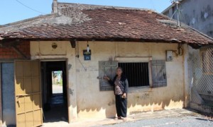 Cán bộ trẻ kiểm nghiệm chất lượng sản phẩm tại Công ty CPCS Chư Sê Kampong Thom. Ảnh: Minh Tâm