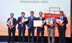 Ông Nguyễn Quốc Toản – Cục trưởng Cục Chế biến và Phát triển thị trường nông sản, Bộ NN&PTNT trao bằng khen của Bộ NN&PTNT cho BCH VRA.