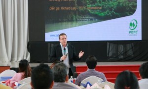 Ông Richard Laity – Đại diện Phát triển Chứng chỉ rừng Đông Nam Á, Tổ chức PEFC Quốc tế trình bày tại hội thảo