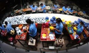 Sản xuất bóng tại Công ty CP Thể thao Ngôi sao Geru. Ảnh: Ngô Công Hoàng