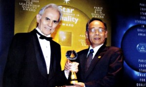 Ông Lê Văn Khoa thay mặt CTCS Dầu Tiếng nhận Cúp vàng chất lượng tại Pháp. Ảnh: CTV