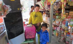 Tiệm tạp hóa của vợ chồng anh Sok Liêng. Ảnh: Hồng Lý