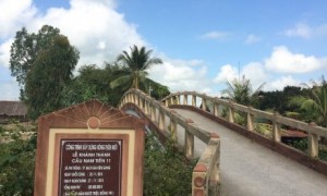 Cây cầu do tổ chức từ thiện xây tặng tại xã Phi Thông,
TP Rạch Giá, Kiên Giang.