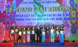 CĐ CSVN tổ chức tuyên dương nữ CNVC - LĐ xuất sắc lần I năm 2015. Ảnh: Tùng Châu