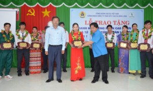 Ông Phan Mạnh Hùng - Chủ tịch CĐ CSVN và lãnh đạo Công ty TNHH MTV Cao su Bình Long trao danh hiệu Công nhân cao su ưu tú.