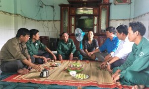 Lãnh đạo nông trường đến thăm và động viên gia đình anh Sâm chị Hiền